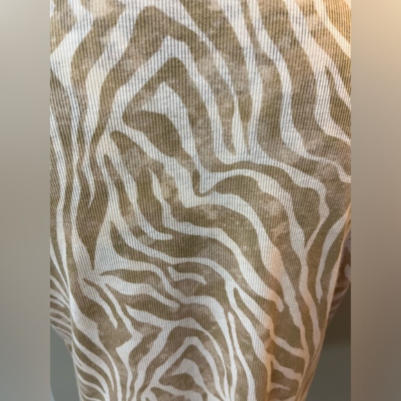 Animal print short sleeve top in size XL - Picture 7 of 7